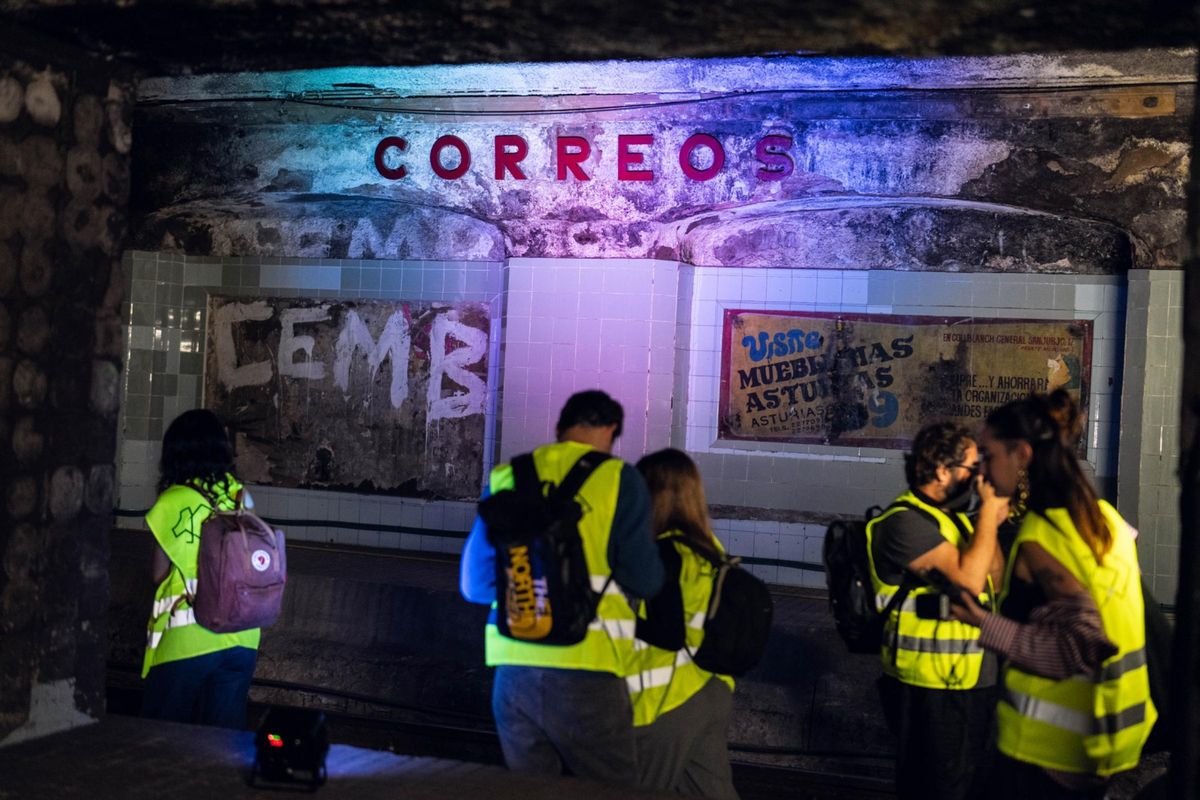 Le nom de la gare et les publicités de l'époque sur le quai resté dans l'obscurité pendant 53 ans, entre Jaume I et Barceloneta.