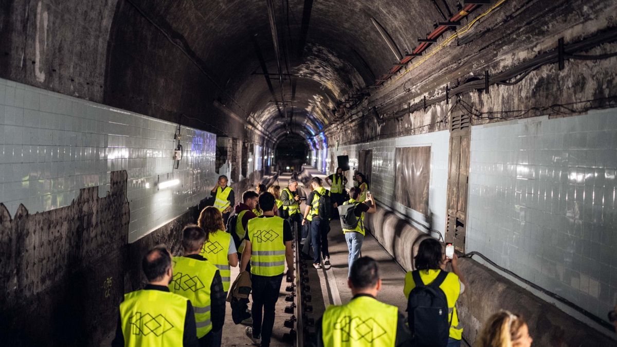 La estación fantasma de Correos despierta por primera vez tras medio siglo en la penumbra