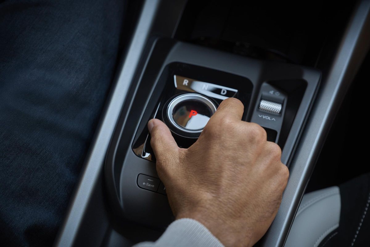 A l'intérieur, le changement le plus important est le remplacement du levier de vitesses classique par une commande rotative.