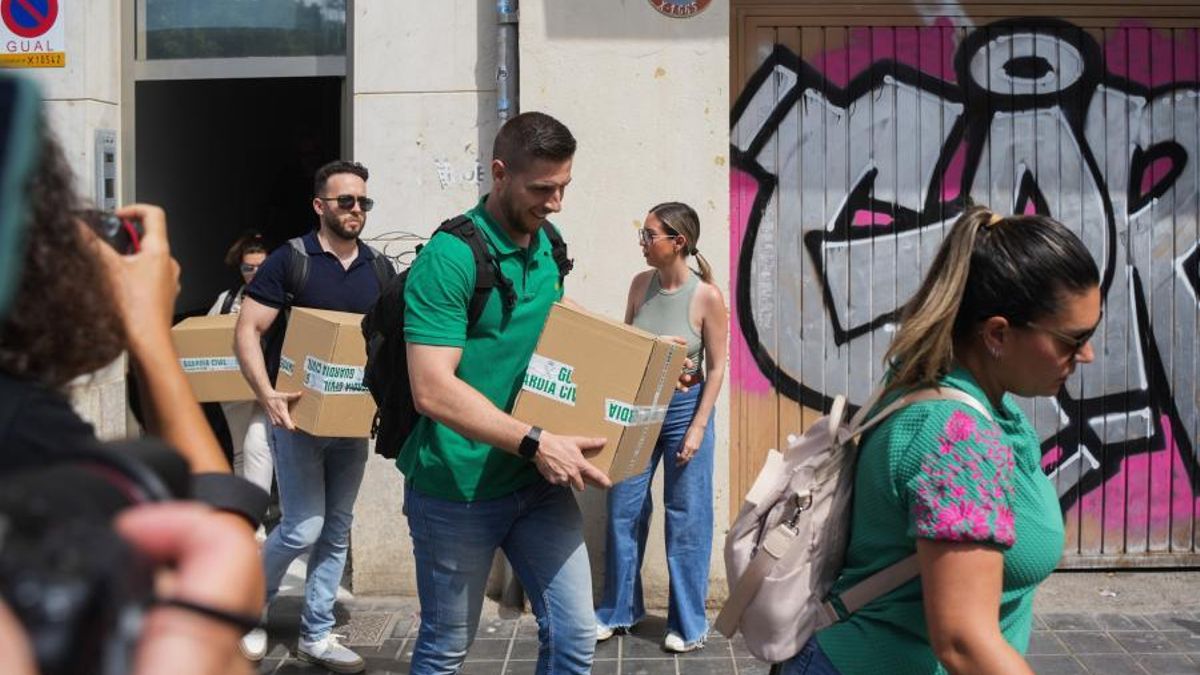 Agentes de la UCO de la Guardia Civil, en un registro en la casa del exministro José Luis Ábalos en Valencia, en junio pasado.