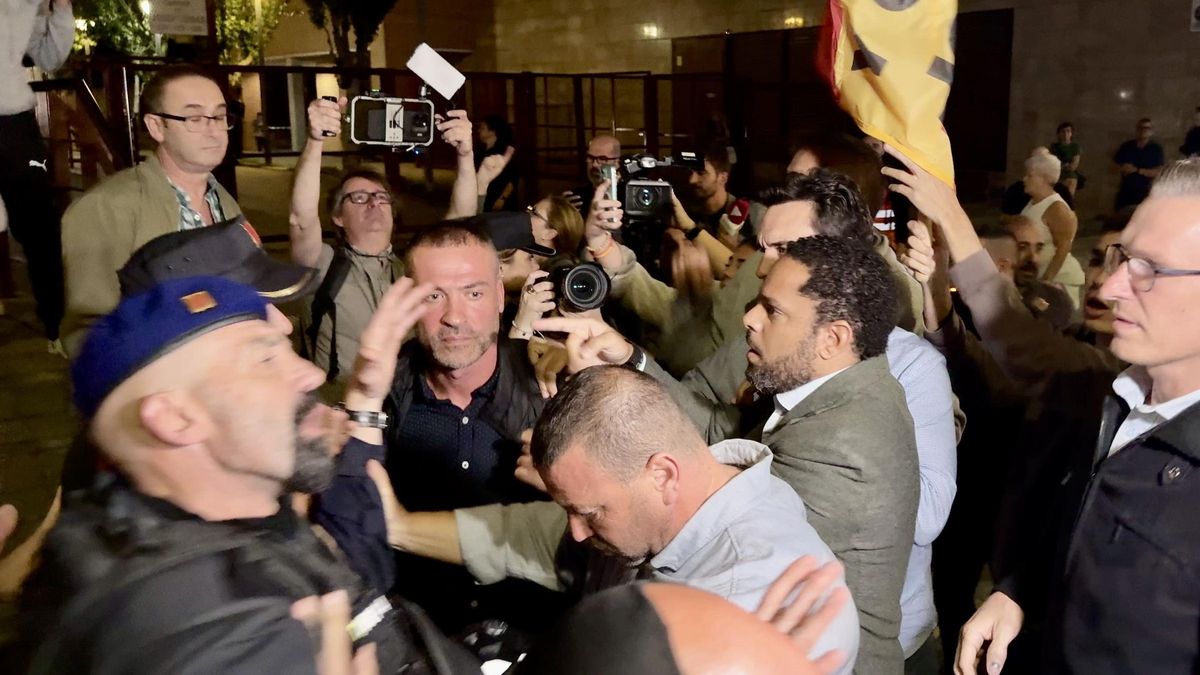 Ignacio Garriga se encara con manifestantes en Sabadell