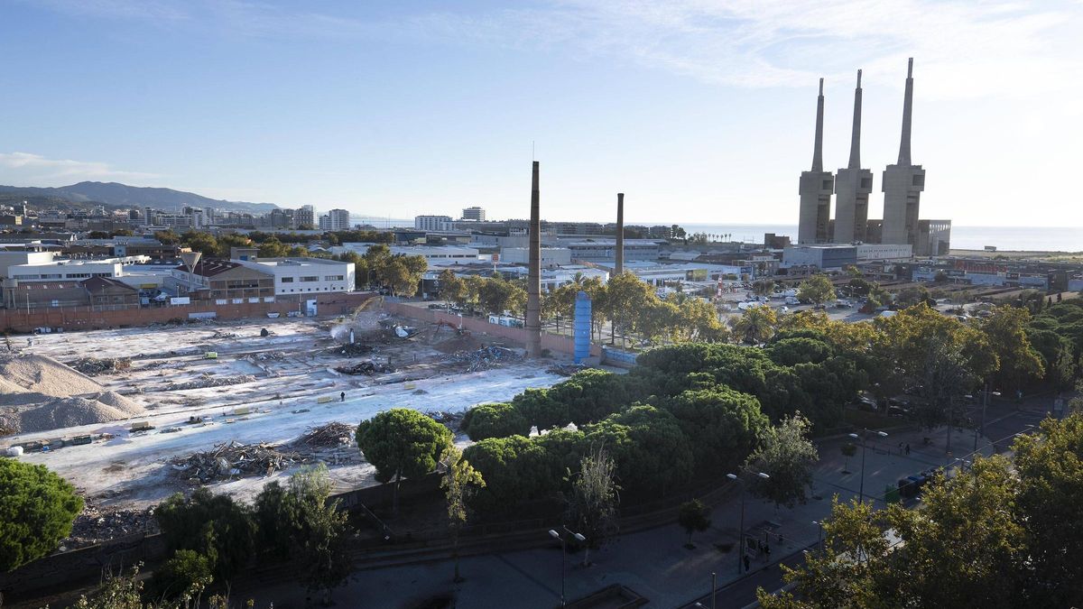 El solar que Inditex cede a Alcampo, en primer plano, y a la derecha la zona comercial que la empresa de moda ocupará, en Sant Adrià de Besòs.