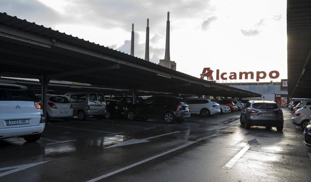 Parking du centre commercial Alcampo de Sant Adrià, où seront construits les bureaux d'Inditex.