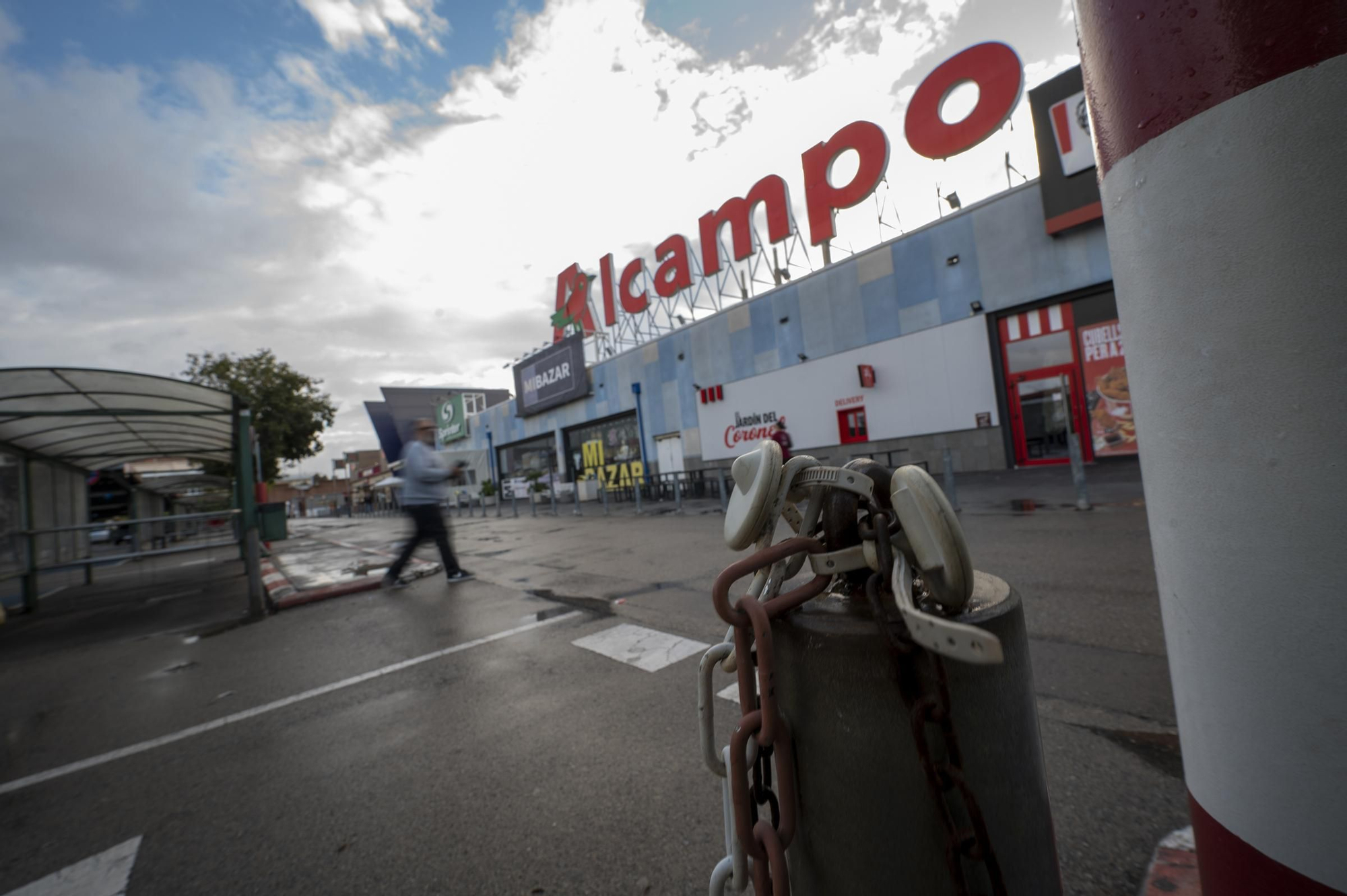 El centro comercial de Alcampo, en Sant Adrià, que será derruido y trasladado para levantar unas oficinas de Inditex.