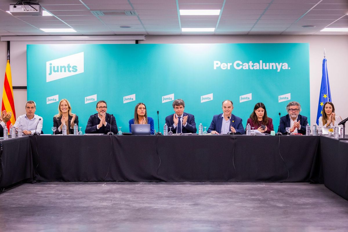 la porte-parole de Junts au Congrès, Miriam Nogueras (4) ; l'ancien président de la Generalitat et leader de Junts, Carles Puigdemont (5i), et le secrétaire général de Junts, Jordi Turull (4d), lors d'une réunion de la direction de Junts, dans l'espace Les 5 Éléments, le 27 octobre 2025, à Perpignan (France). Puigdemont a rencontré la direction des Junts pour décider s'il fallait rompre avec le PSOE, une décision qui sera probablement soumise au vote des militants. 27 OCTOBRE 2025 JuntsxCat 27/10/2025. CARLES PUIGDEMONT;JORDI TURULL;MIRIAM NOGUERAS;JuntsxCat;