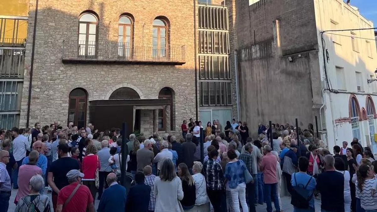 Les gens sont venus en masse à l'inauguration du supermarché.