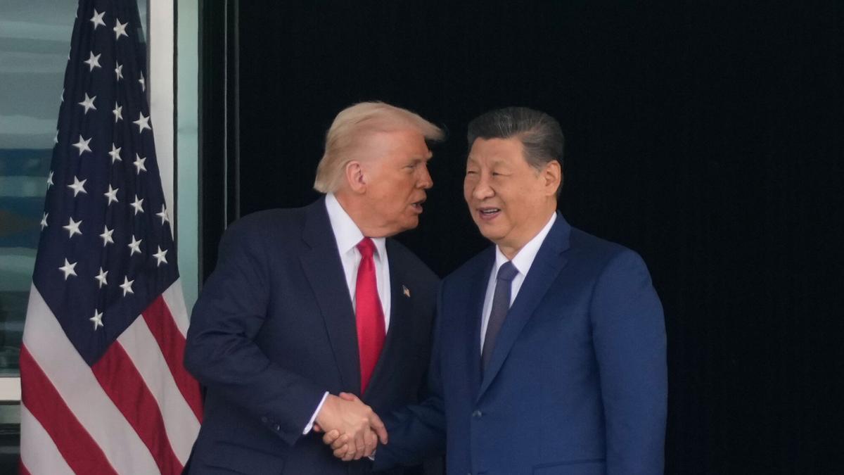 El presidente de EEUU, Donald Trump, y el de China, Xi Jinping, se dan la mano antes de la reunión mantenida este jueves en la base militar de Busa, Corea del Sur.