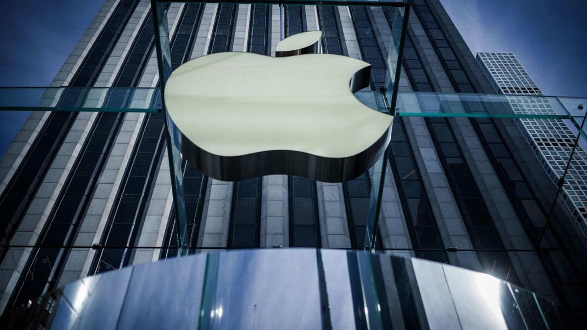 Archivo - FILED - 16 September 2023, US, New York: The Apple logo is seen at the Apple Store on 5th Avenue in Manhattan. Photo: Michael Kappeler/dpa