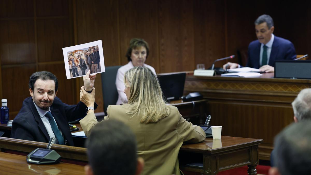 El senador popular y uno de los portavoces de la comisión de investigación del caso Koldo, Alejo Miranda, muestra una foto mientras el presidente del Gobierno, Pedro Sánchez (d), comparece.