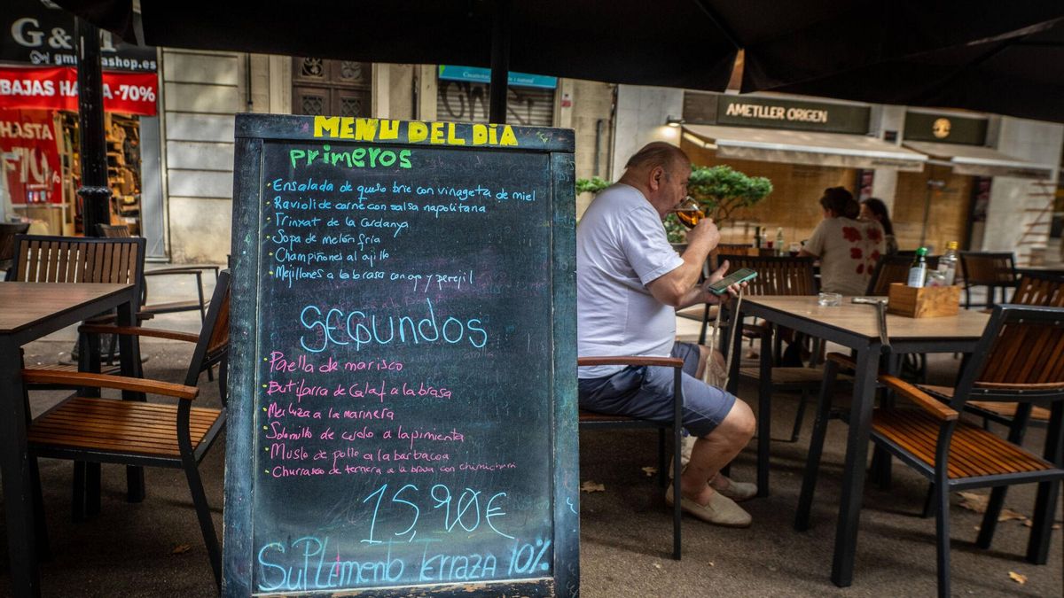 Un hombre en un bar de Barcelona.