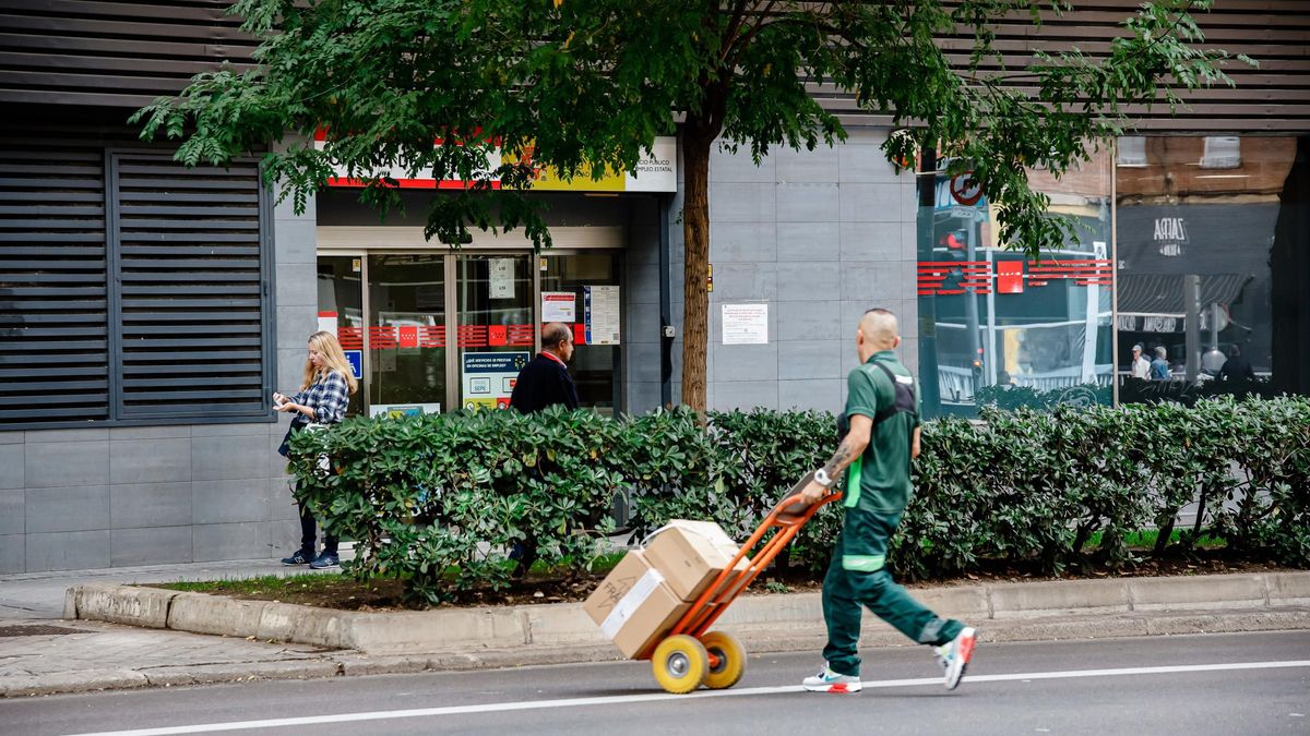 Archivo - Un repartidor.