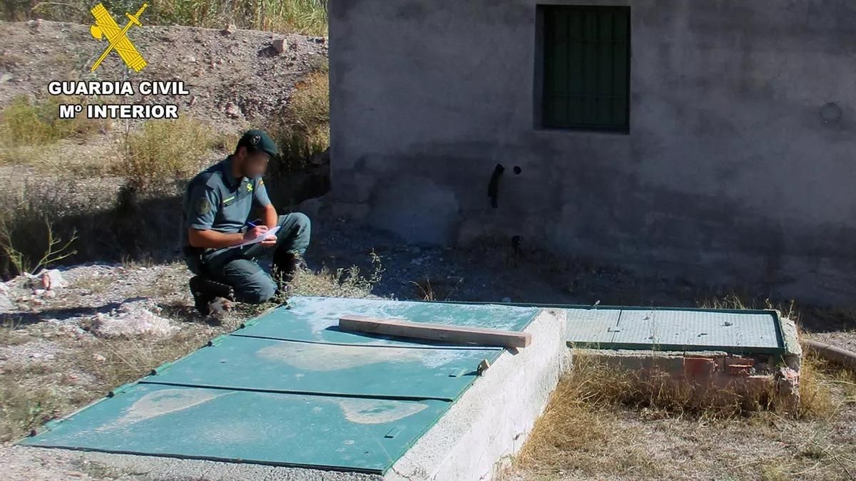 Agentes en el pozo donde se habría realizdo la sustracción ilegal