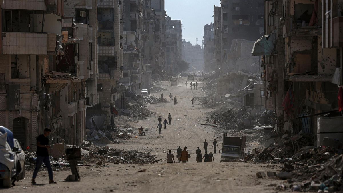 Palestinos regresan a lo que queda de sus barrios en el norte de ciudad de Gaza tras la retirada de las tropas israelíes por el acuerdo de alto el fuego entre Israel y Hamás