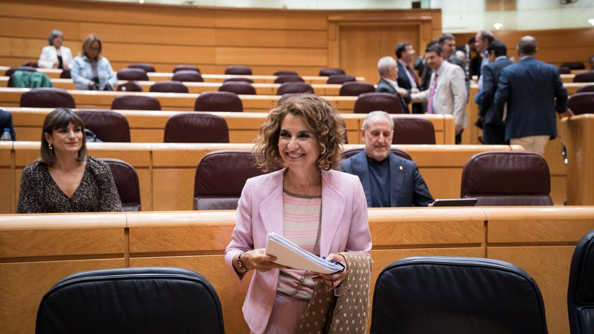 La vicepresidenta primera y ministra de Hacienda, María Jesús Montero, a su llegada a una sesión de control al Gobierno este martes.