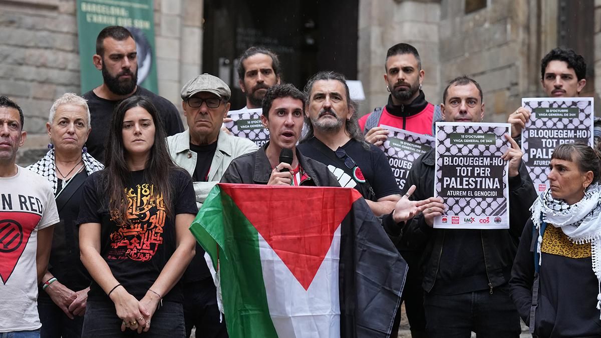 Miembros de la Taula Sindical de Catalunya en la rueda de prensa para explicar la huelga general convocada para el 15 de octubre en apoyo a Palestina.