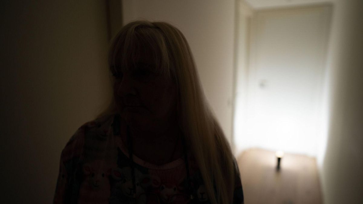 Una de las personas afectadas por las presuntas estafas del notario Sergi González, retratada de espaldas para preservar su identidad, en Barcelona, el 8 de octubre de 2025.