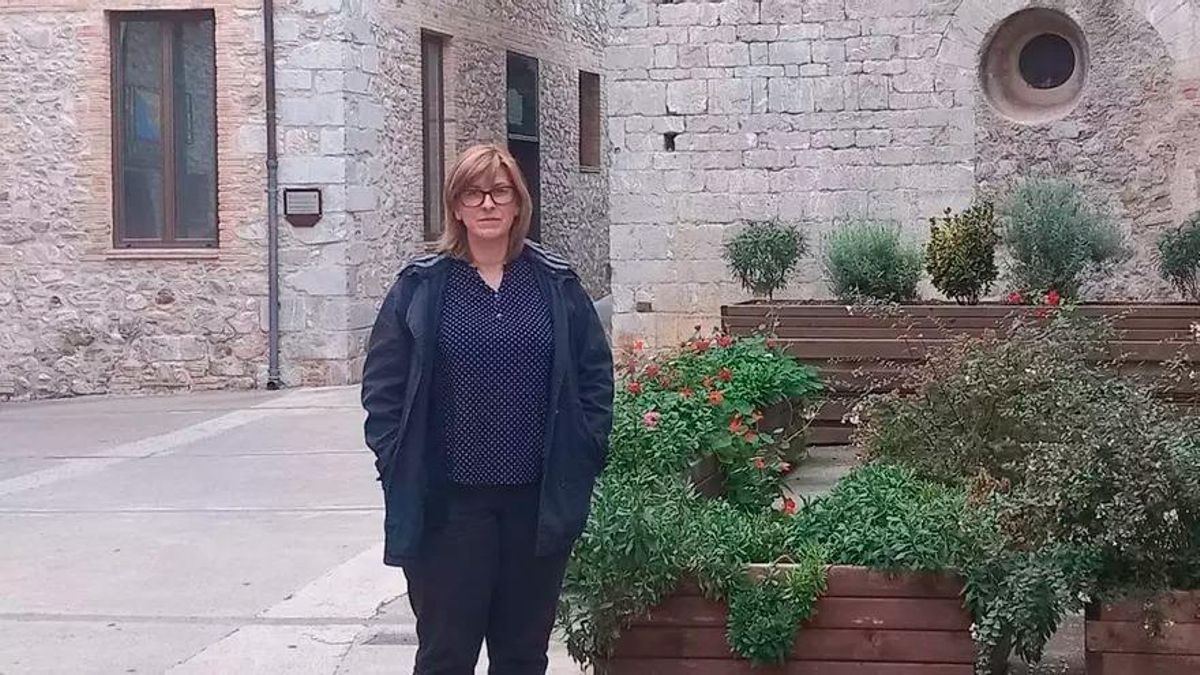 La alcaldesa Montserrat Brugués con el edificio del ayuntamiento de Sant Llorenç de la Muga al fondo.
