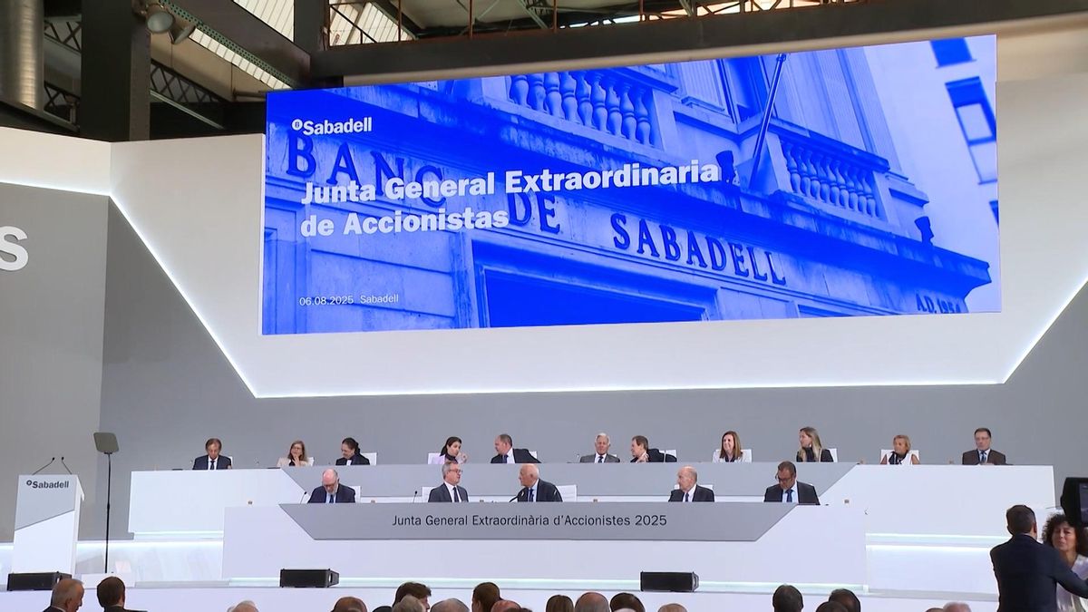 El consejo de administración del Sabadell en una reciente junta de accionistas.