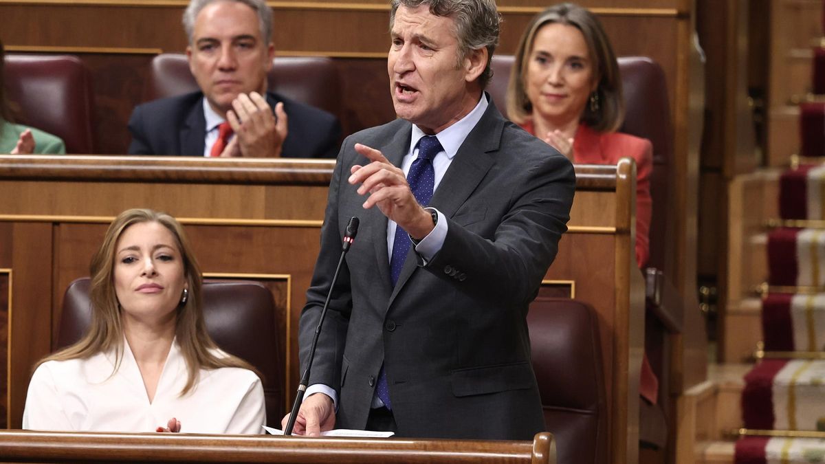 El presidente del Partido Popular, Alberto Núñez Feijóo, interviene durante una sesión de Control al Gobierno, en el Congreso de los Diputados, a 7 de octubre de 2025, en Madrid (España).