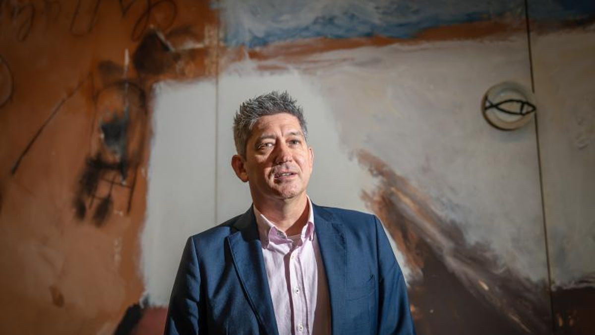 El alcalde de L'Hospitalet, David Quirós, posa para EL PERIÓDICO en la entrada del Ayuntamiento, en una imagen de archivo.