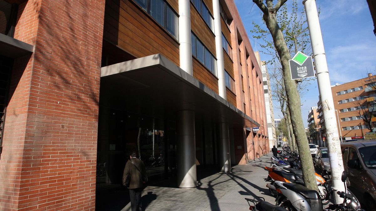 Fachada del Registro de la Propiedad en la calle Joan Miró de Barcelona. Foto. Danny Caminal.