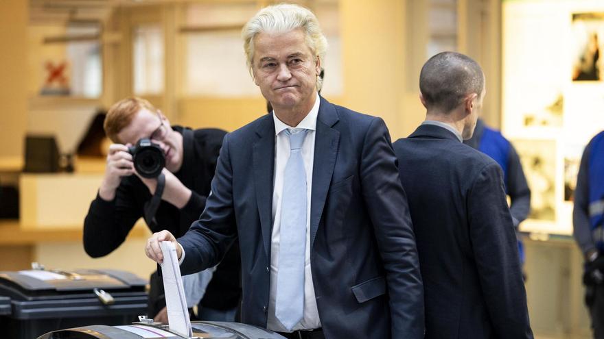 El líder del Partido por la Libertad (PVV), Geert Wilders, vota en un colegio electoral de La Haya, este miércoles.
