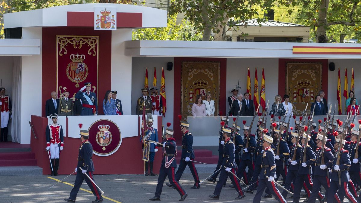Militares desfilan ante el Rey durante el desfile del 12 de octubre de 2023.