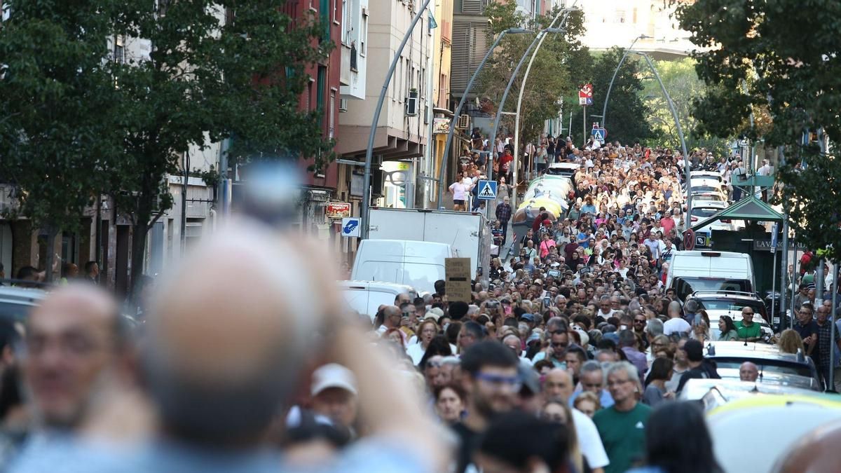 Vecinos de L'Hospitalet y Esplugues se manifiestan para reclamar más seguridad en sus ciudades.