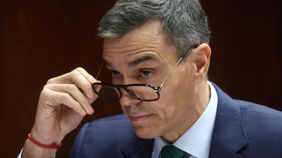El presidente del Gobierno, Pedro Sánchez, se quita las gafas en la comisión de investigación del caso Koldo en el Senado.