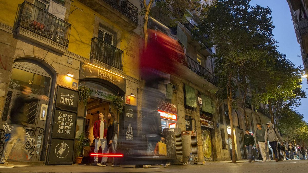 Ambiente de bares y tiendas en la calle Joaquin Costa del Raval