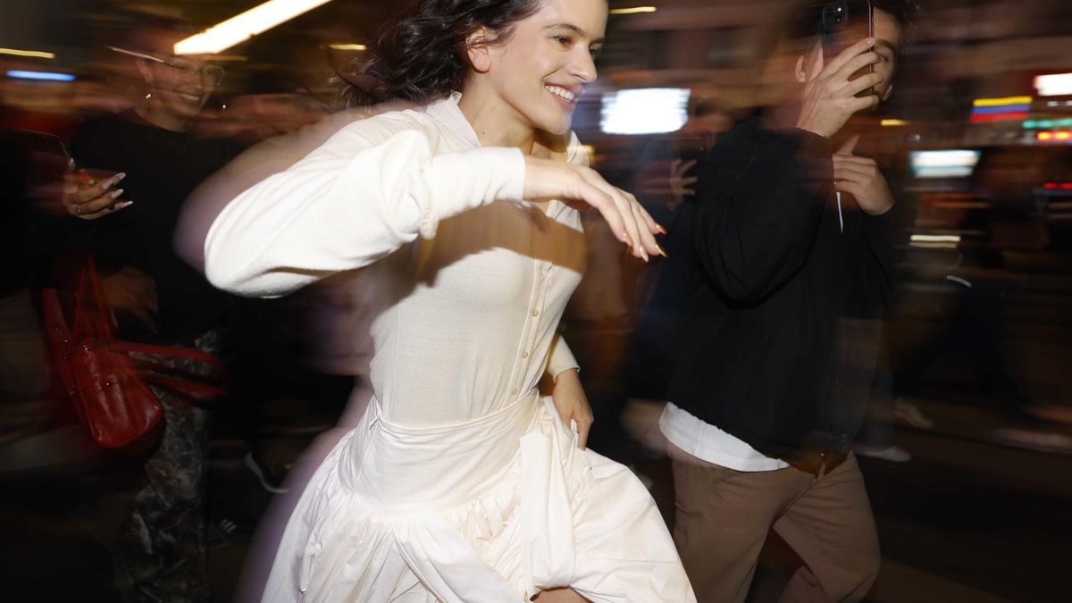 Las imágenes de la aparición sorpresa de Rosalía el centro de Madrid