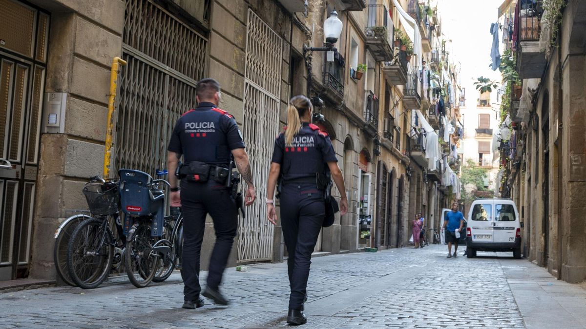 Miembros del cuerpo de los Mossos d’Esquadra caminan por el barrio del Raval.