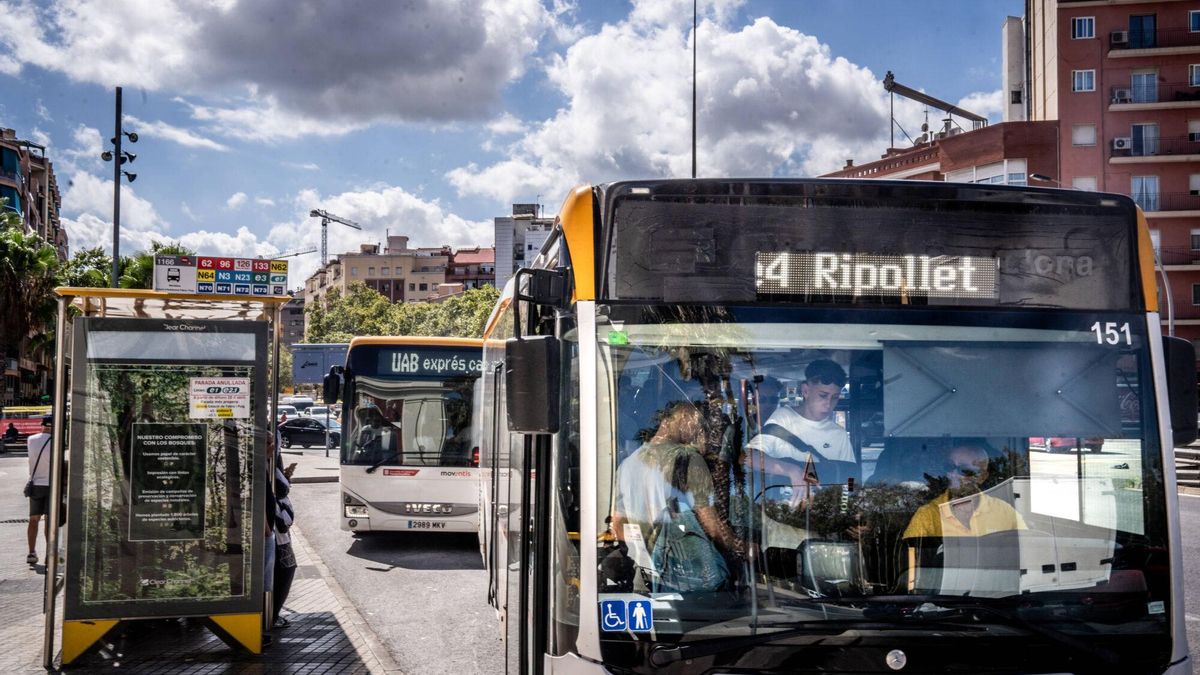 Autobuses interurbanos saliendo de Barcelona con destino a otros municipios del Área Metropolitana de Barcelona.