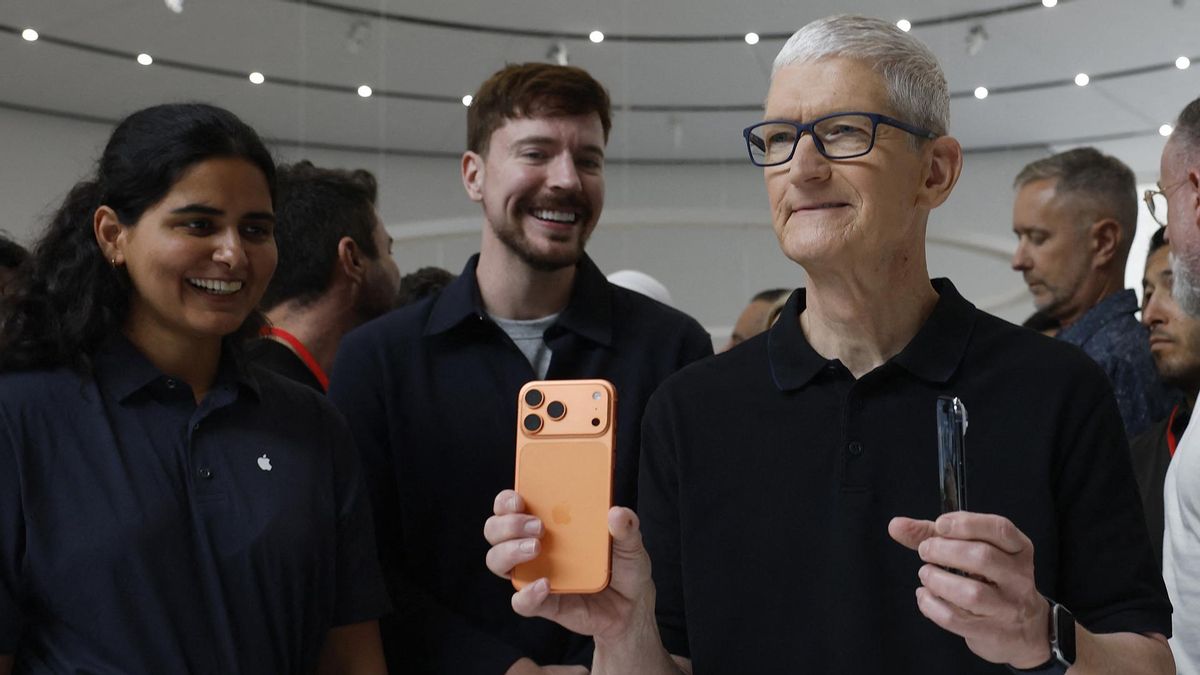 El CEO de Apple, Tim Cook, sostiene un nuevo iPhone 17 Pro durante un evento especial de Apple en la sede de Apple.