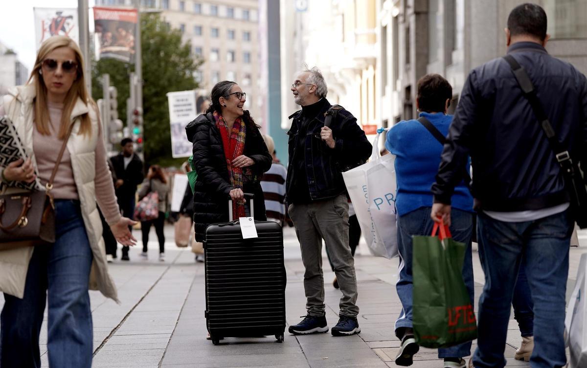Un couple argentin qui voyage depuis un mois à travers l'Europe va profiter de sa dernière escale à Madrid, où ils ont acheté une valise, pour acheter des vêtements.