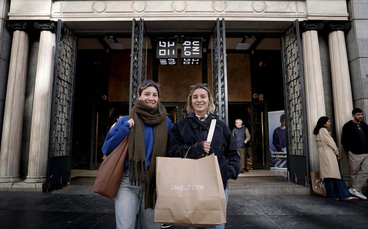 Deux touristes argentins font du shopping au magasin Uniqlo de la Gran Vía à Madrid.