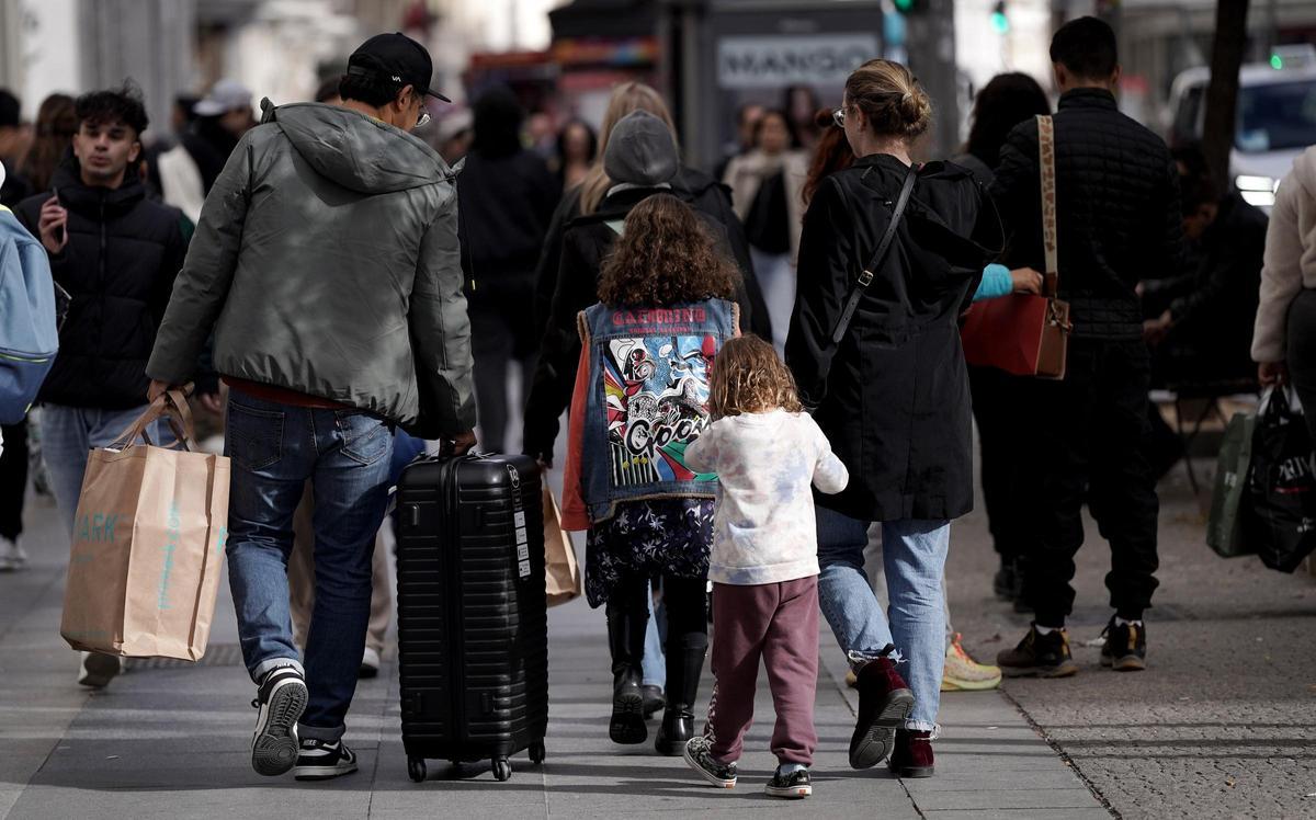 Il est courant de voir des touristes latino-américains se promener avec des sacs de vêtements et des valises neuves dans les zones les plus commerçantes de Madrid.