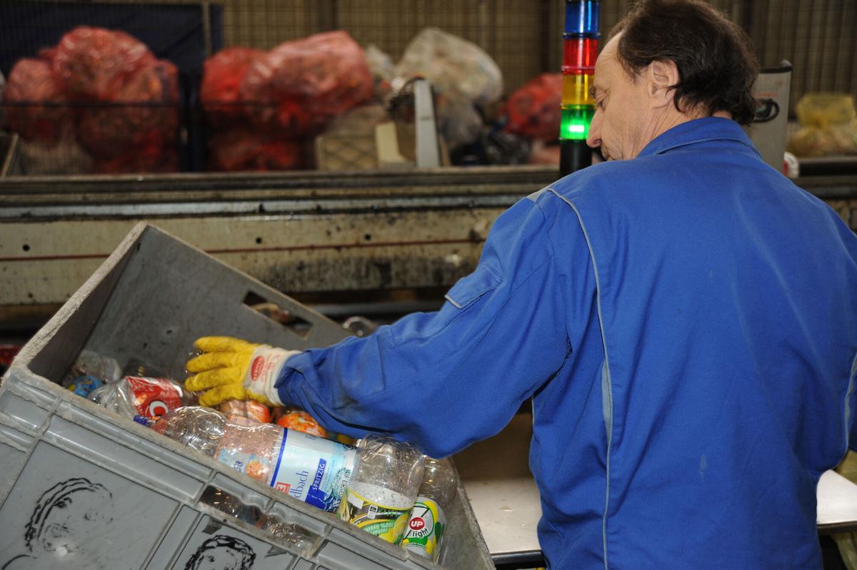 Ouvrier dans une usine de comptage d’emballages en Rhénanie du Nord-Westphalie.