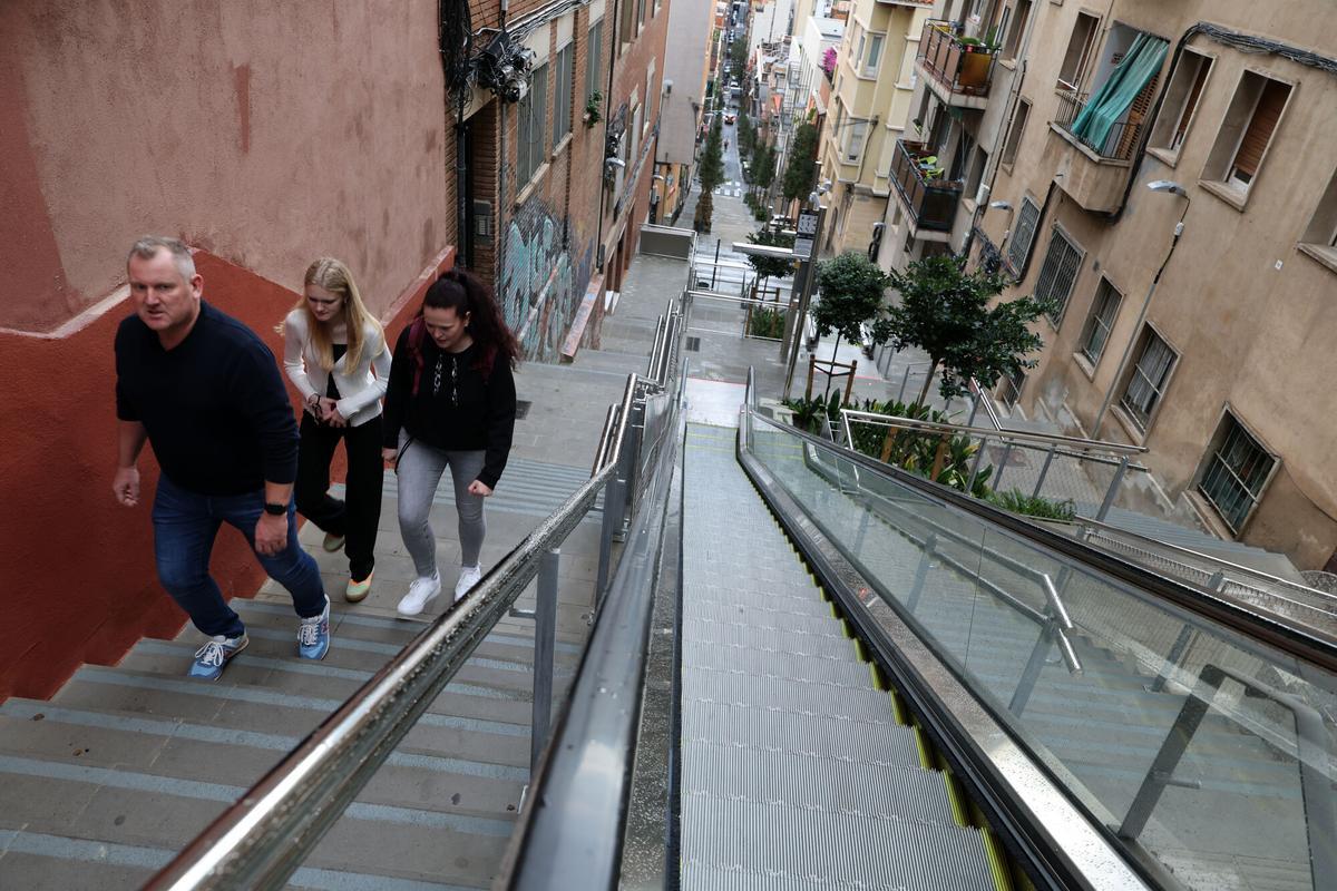 Barcelone 11/06/2025 Barcelone Les escaliers mécaniques de la Bajada de la Gloria ou 'Baixada de la Glòria', récemment réparés un an après leur libération, tombent souvent en panne et les voisins ne sont pas satisfaits de l'opération. Aujourd’hui, les sections médianes ne fonctionnent pas, là où il y a une plus grande inclination. PHOTO PAR RICARD CUGAT