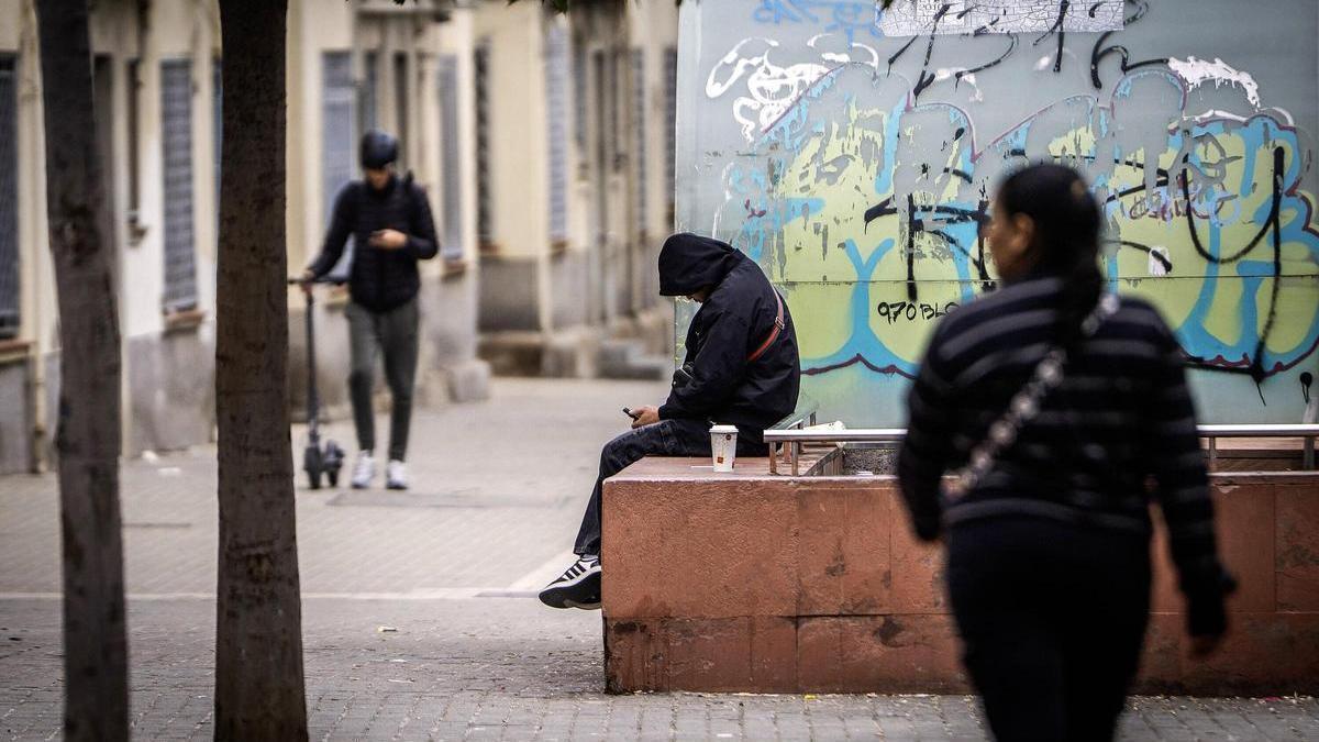 Jóvenes en el barrio de la Torrassa de L'Hospitalet, una mañana de noviembre de 2025.
