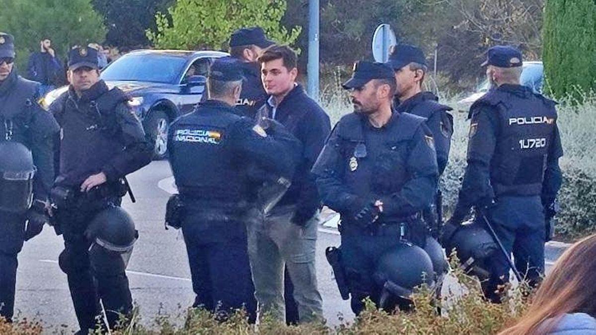 Vito Quiles, rodeado por agentes de la Policía Nacional en el entorno de la Complutense.
