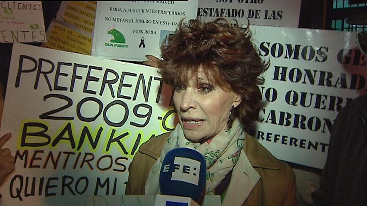 CUL63. MADRID, 15/11/2012.- La chanteuse et actrice Encarnita Polo, 73 ans, a révélé à Efe qu'elle est l'une des victimes des entreprises préférées de Bankia et elle s'est jointe aujourd'hui à la concentration de protestation des victimes à la porte d'un siège bancaire de cette entité, dans la rue Alcalá. GENS EFE EFETIL. PRÉFÉRÉ. ACTRICES. CHANTEURS. CONCERNÉ PAR LES ACTIONS PRIVILÉGIÉES.