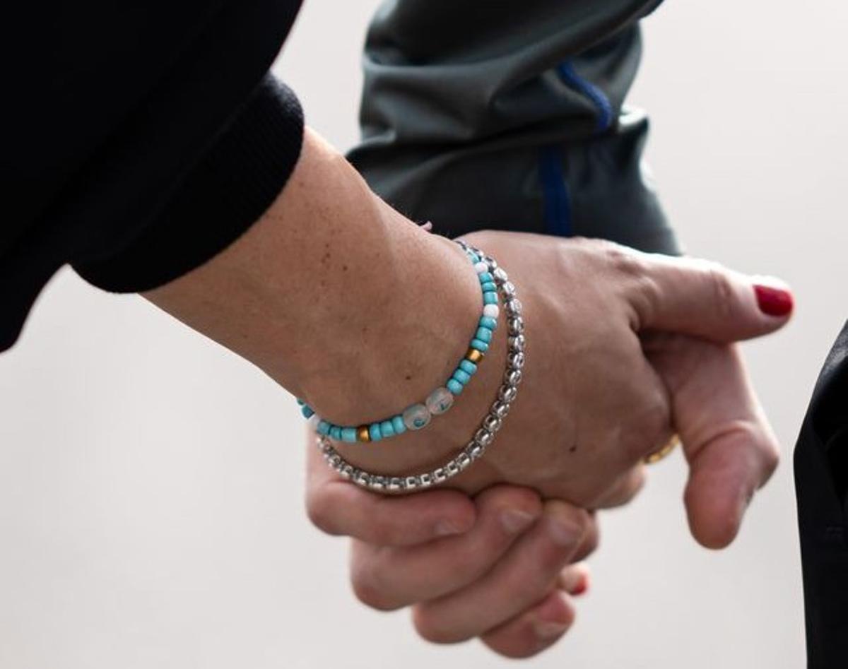 Gabriela Guzmán et Àlex Márquez marchant, hier, sur la piste du circuit de Valence.