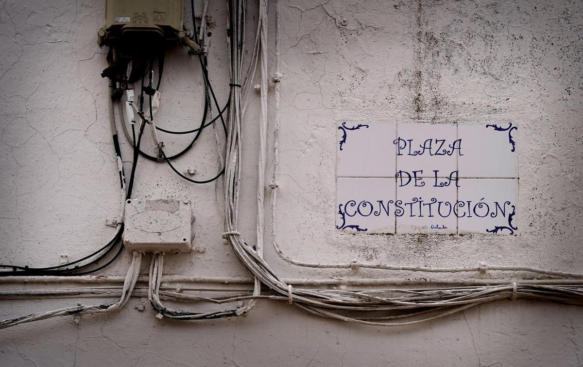 La mairie de Llanos del Caudillo, qui conserve son nom en hommage au régime franquiste, se trouve sur la Plaza de la Constitución.