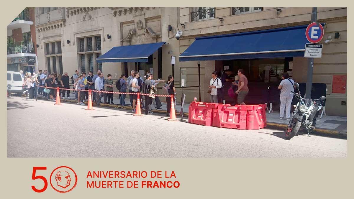 Cola en el consulado español de Buenos Aries de personas que desean obtener la ciudadanía.