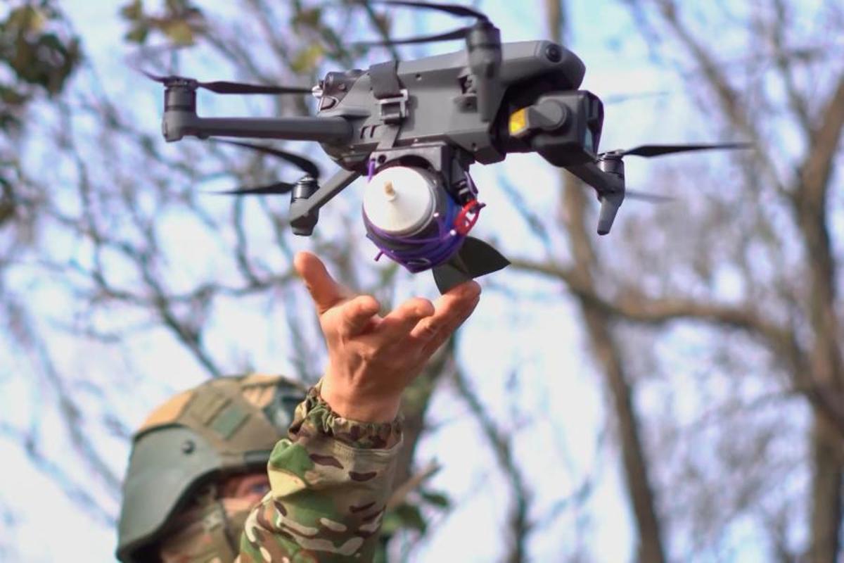 Un soldat russe lance un drone chargé d'explosifs en un point indéterminé du front ukrainien.