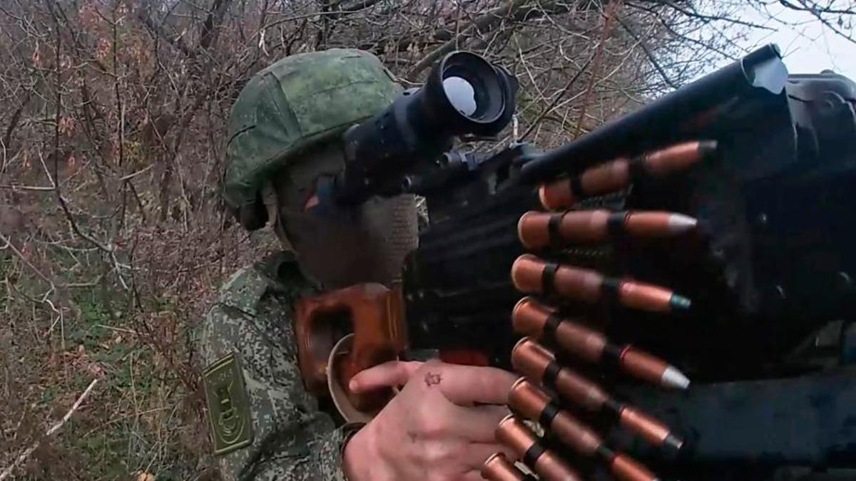 Detectar a tiempo los drones u otras amenazas que se aproximen es clave en el campo de batalla, y el GaN multiplica la capacidad de detección. En la imagen, un soldado ruso trata de abatir drones a tiros, en una imagen servida por el Ministerio de Defensa de la Federación Rusa.JPG