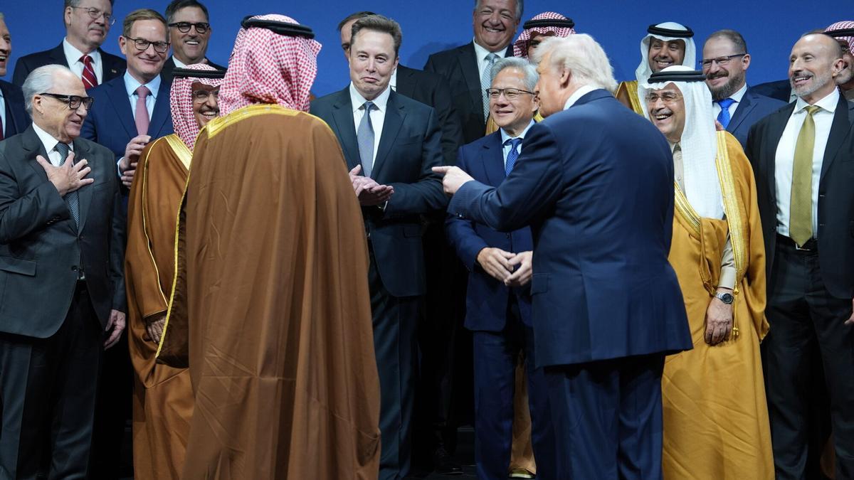 El presidente Donald Trump habla con el príncipe heredero de Arabia Saudita, Mohammed bin Salman,  Elon Musk, el director ejecutivo de Nvidia, Jensen Huang, y otras personalidades.
