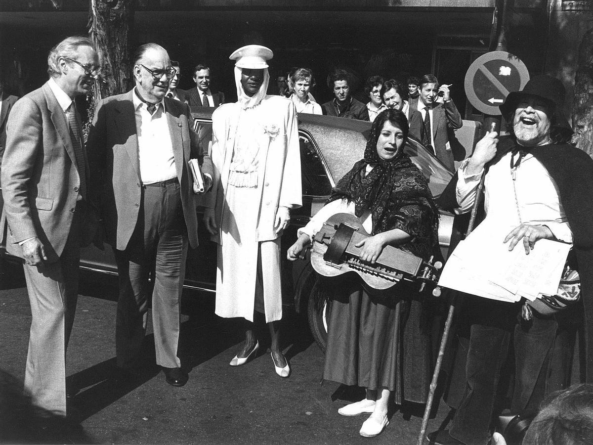 Camilo José Cela (deuxième à gauche), lors d'un nouveau voyage à Alcarria qu'il a effectué en 1985, accompagné du mannequin Grace Jones (au centre) comme conductrice de la Rolls Royce dans laquelle ils ont visité la région.