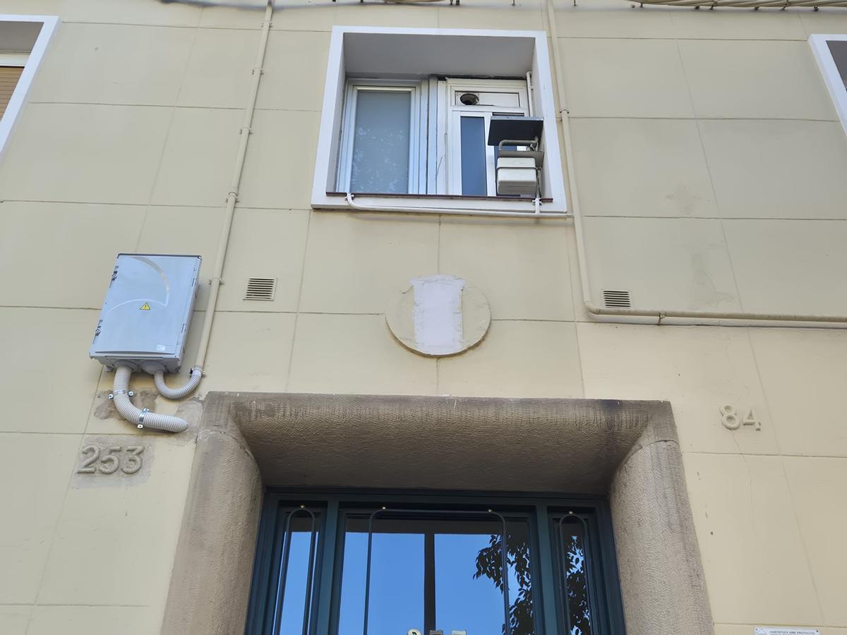 Un médaillon de l'Obra Sindical del Hogar, recouvert d'un coup de pinceau dans le quartier de Sant Martí, à Barcelone.